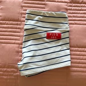 Fleo shorts size small EUC